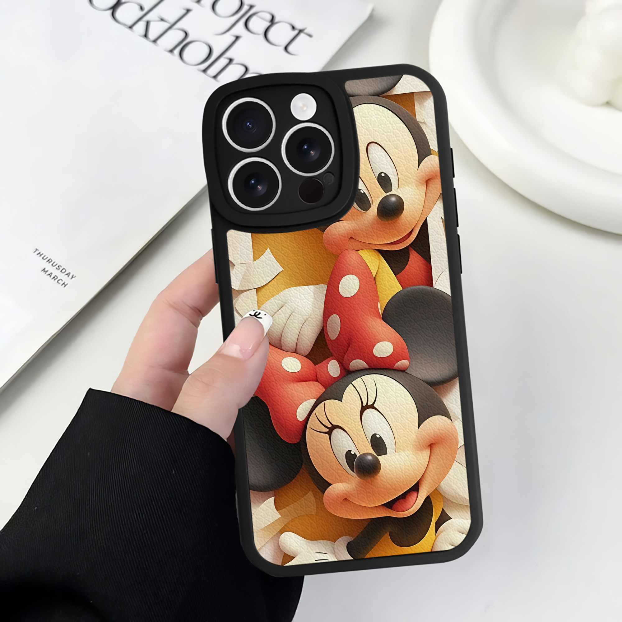 （画像用） ミッキーマウス Mickey Mouse 【iPhone 16シリーズ対応】シリコンスマホケース（レザー調） 材質：シリコン